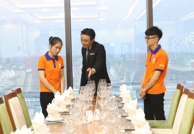 DH Dai Nam dao tao du lich tich hop ly thuyet va thuc hanh hinh anh