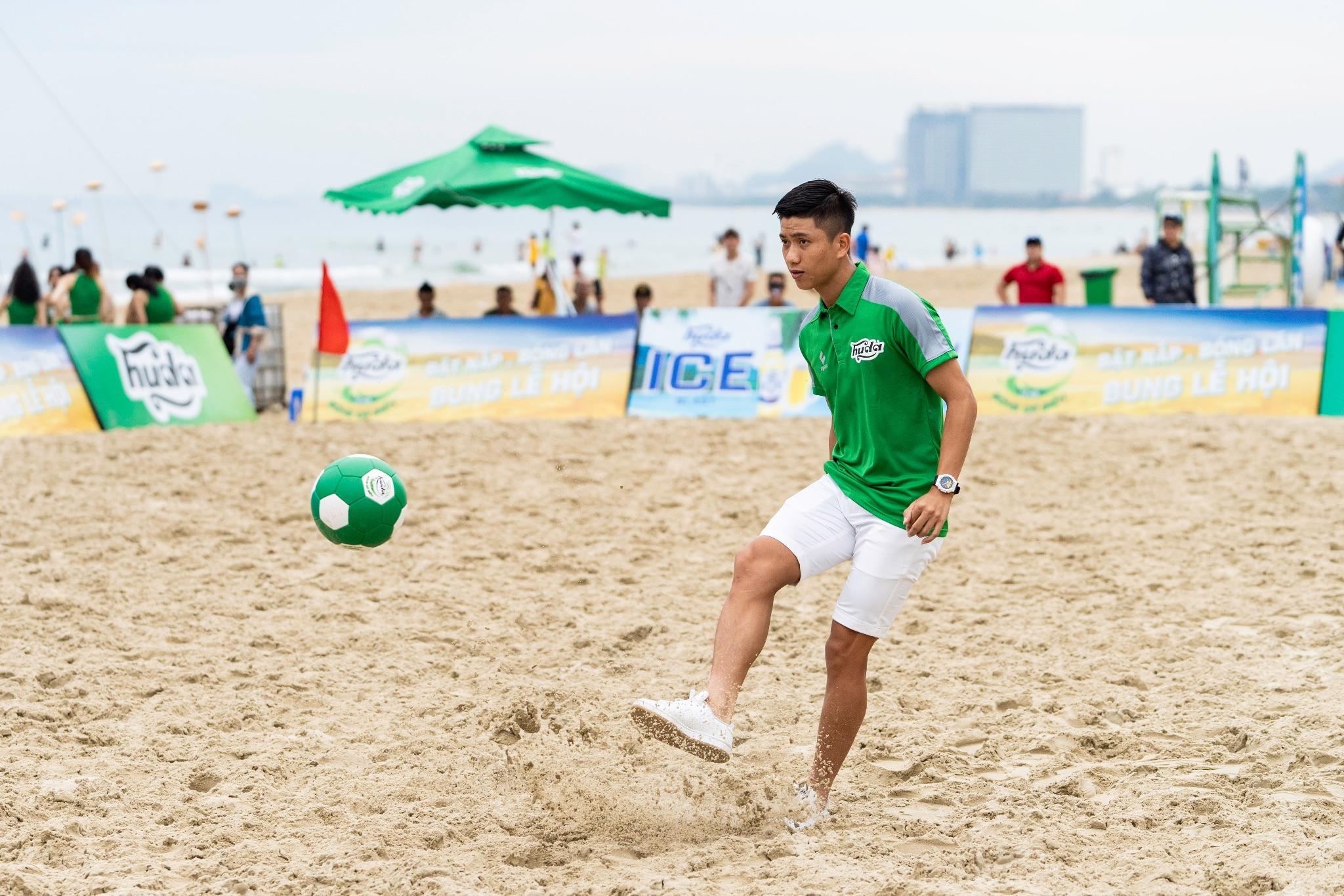 Tuyen thu Phan Van Duc dong hanh cung Le hoi bong da bien Huda 2022 hinh anh