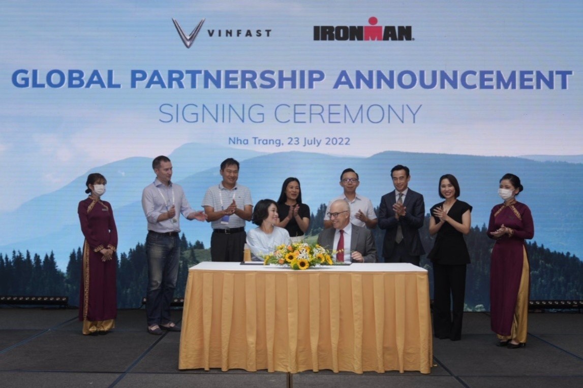 VinFast va IRONMAN cong bo hop tac toan cau hinh anh