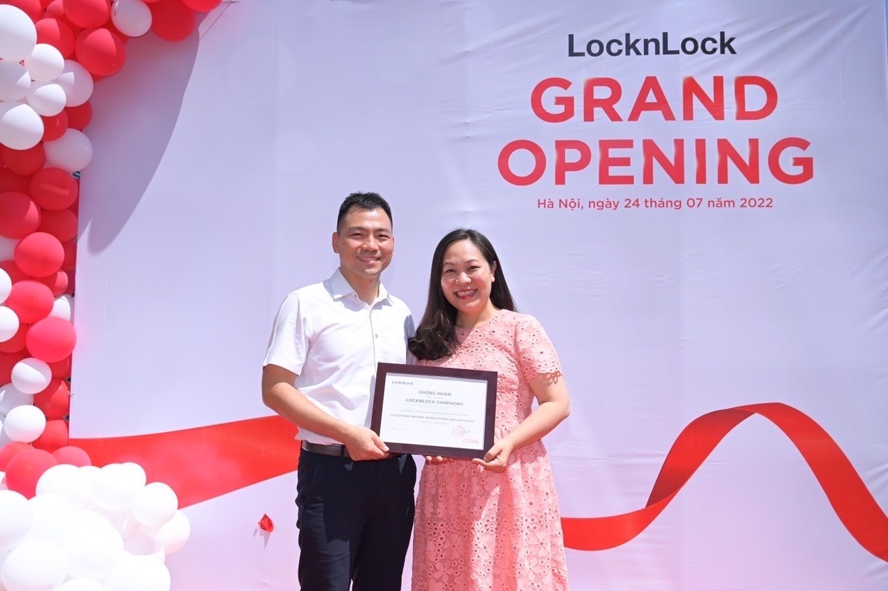 Khai truong cua hang nhuong quyen LocknLock Symphony hinh anh