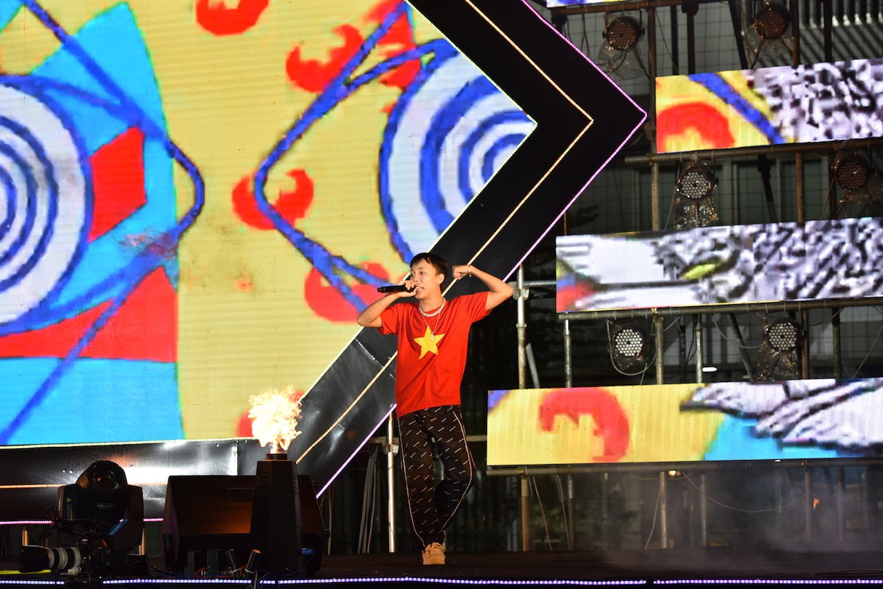 Nam sinh ke su Viet bang rap gianh hoc bong toan phan Dai hoc FPT hinh anh