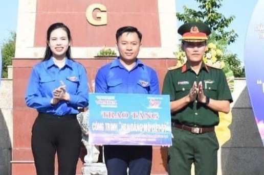 Viettel Construction cung Suntek dua anh sang ve nghia trang liet si hinh anh