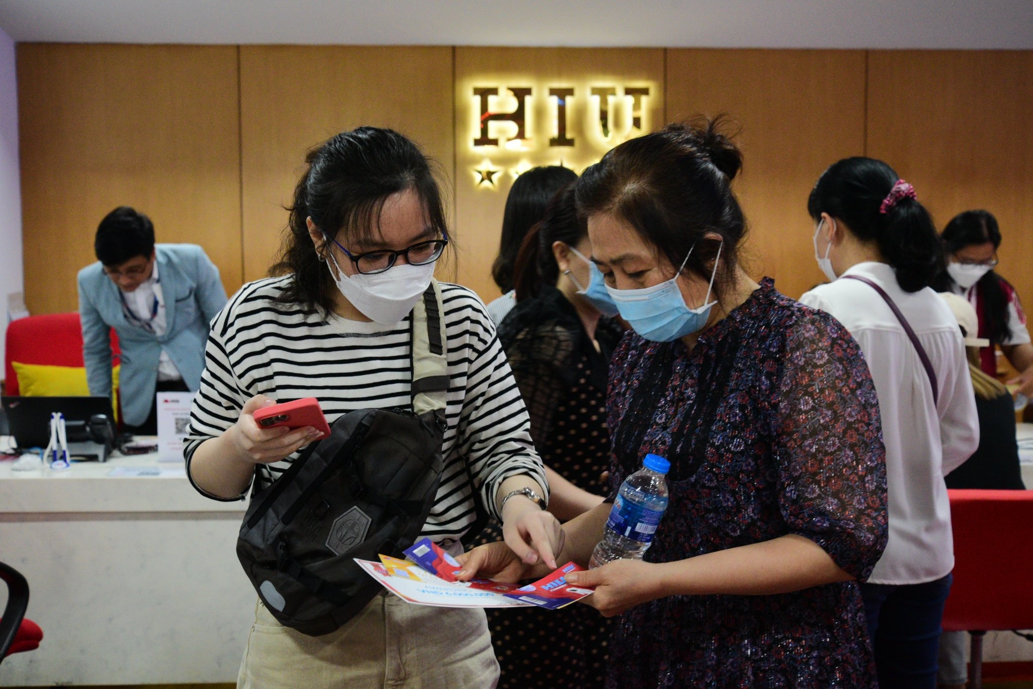 Tham gia dang ky nguyen vong tai HIU, thi sinh ruoc xe may ve nha hinh anh