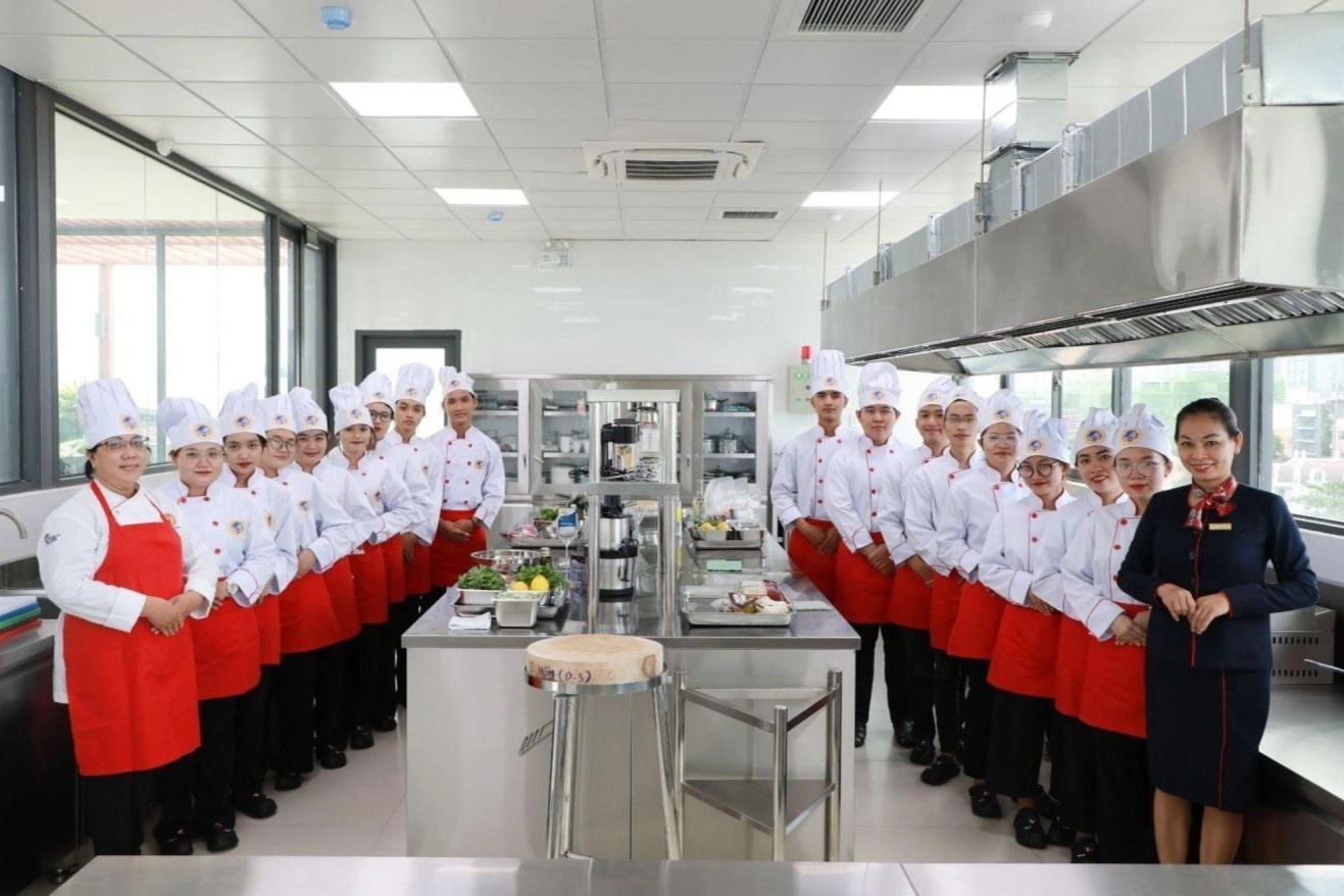 Ly do nganh Nha hang - Khach san thu hut nguoi tre hinh anh