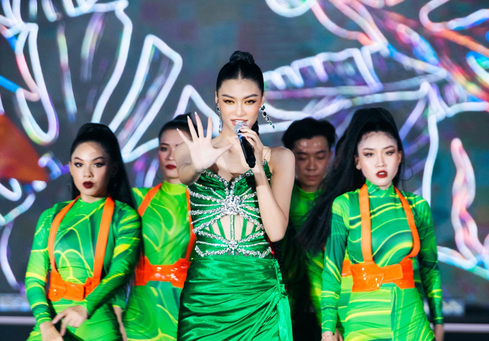 Dao dien Hoang Nhat Nam mang sac mau nhiet doi den Quy Nhon hinh anh