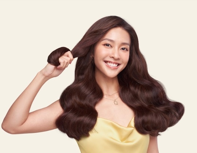 Kha Ngan khoe loat anh than thai voi mai toc khoe bong benh hinh anh