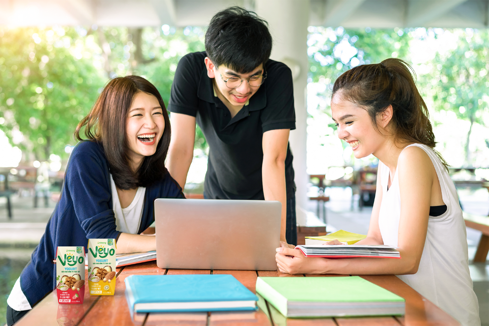 Gen Z chon sua chua uong 100% thuc vat de can bang dinh duong hinh anh