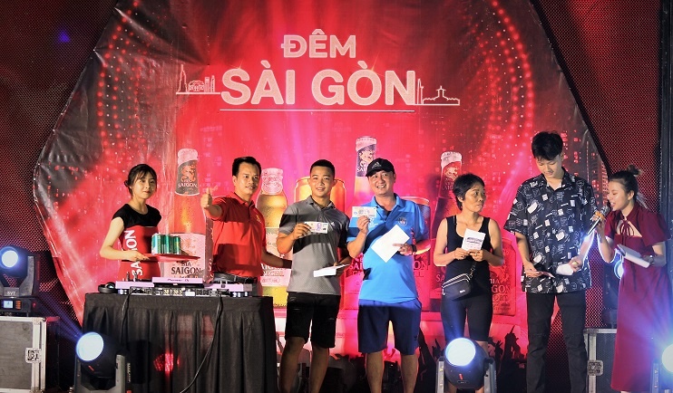 Nguoi dan TP Vinh trai nghiem nhip song soi dong tai ‘Dem Sai Gon’ hinh anh