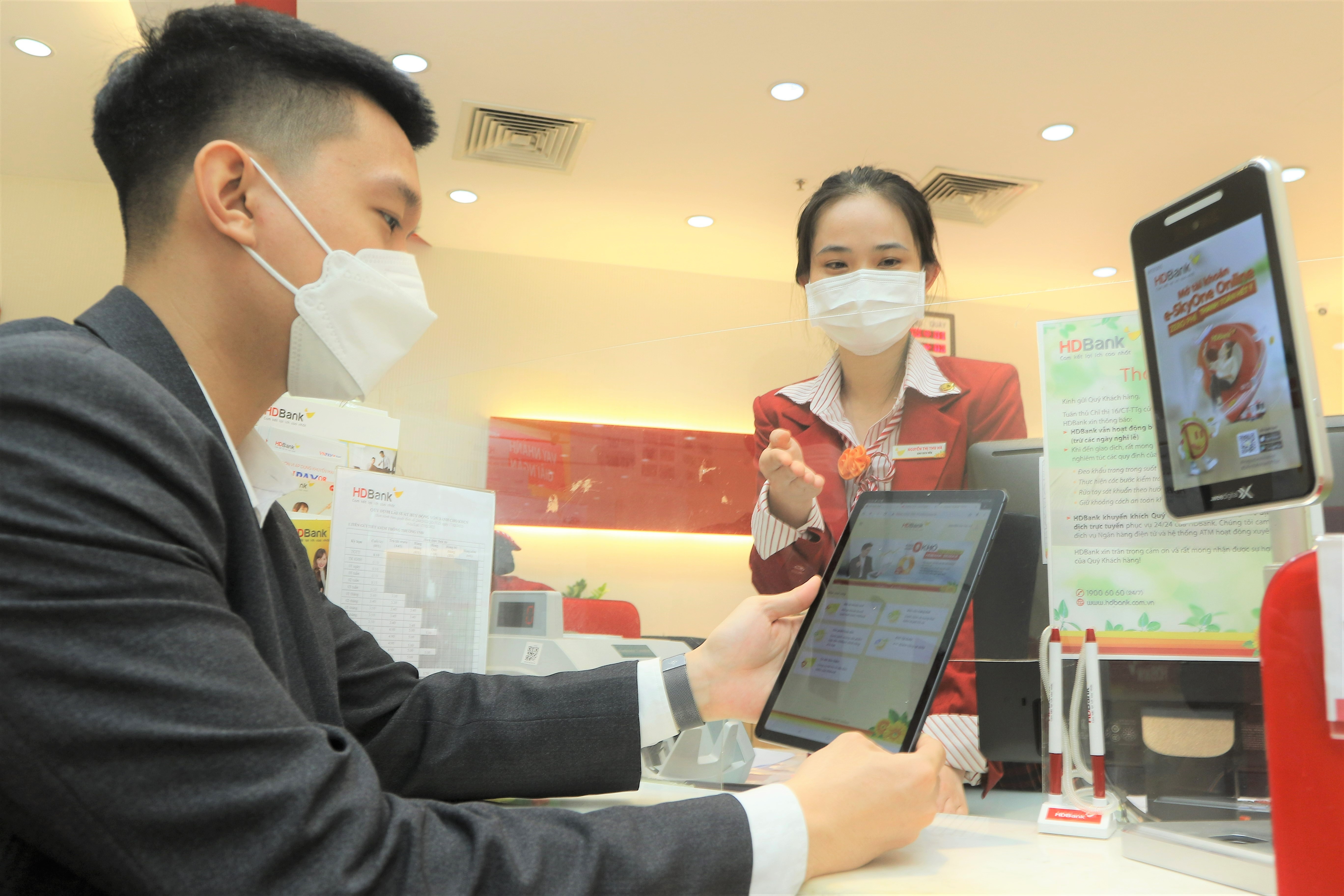 HDBank mien 100% phi giao dich online e-SkyOne tron doi hinh anh