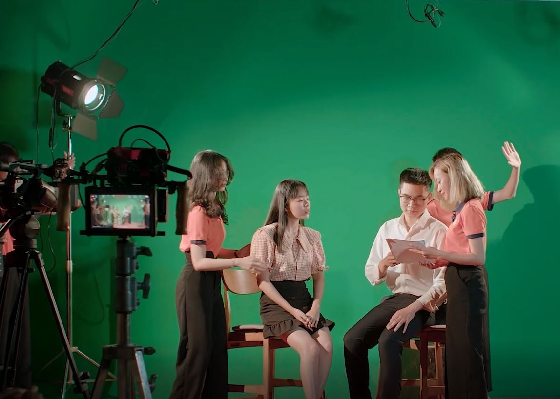 Sinh vien to chuc su kien, mo trien lam ngay tren giang duong hinh anh