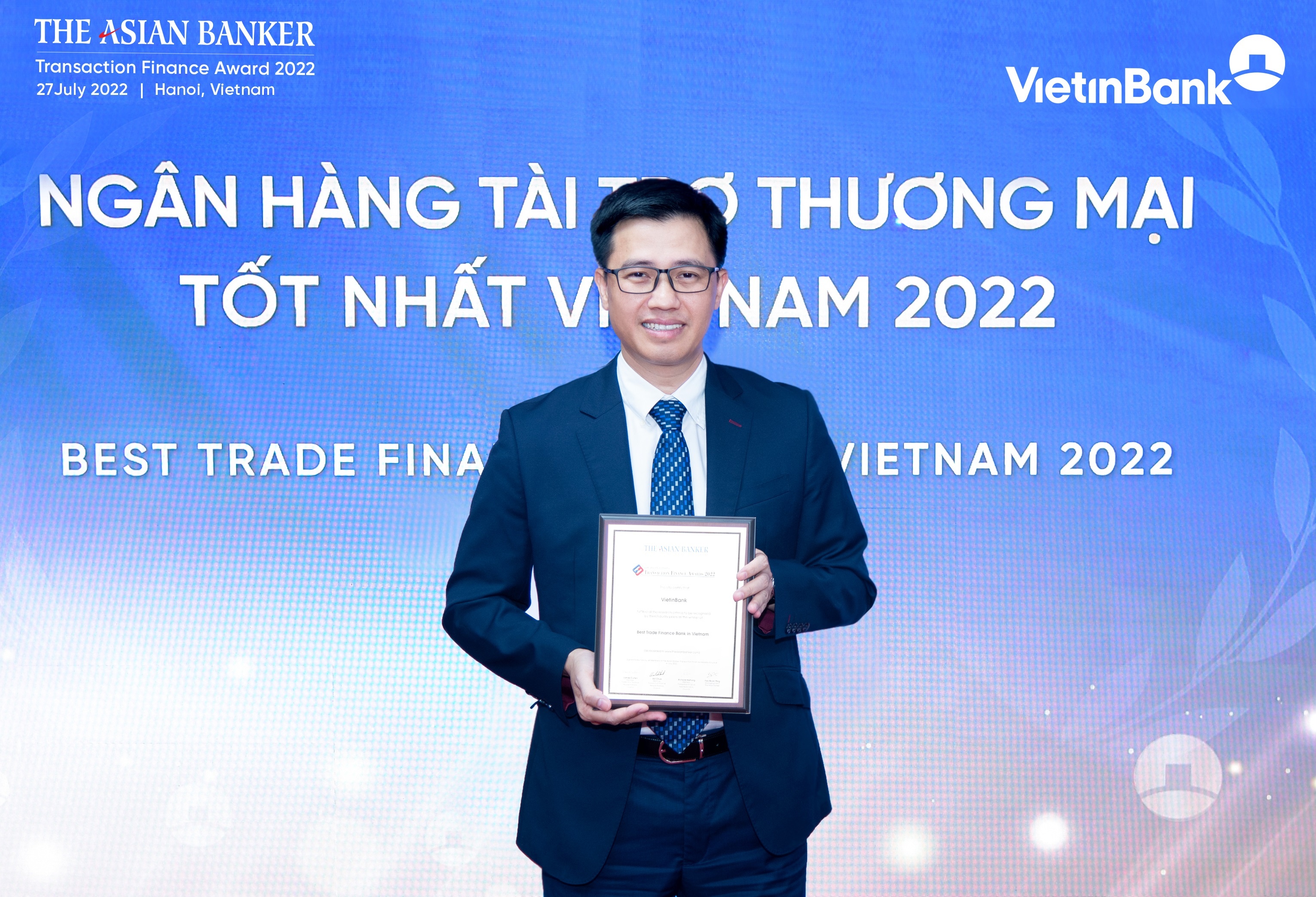 VietinBank nhan giai 'Ngan hang tai tro thuong mai tot nhat Viet Nam' hinh anh