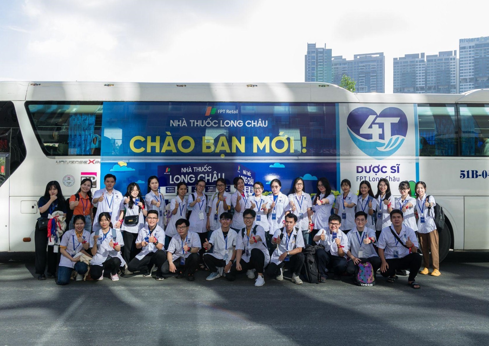 Hon 200 sinh vien y duoc trai nghiem campus tour tai FPT Long Chau hinh anh