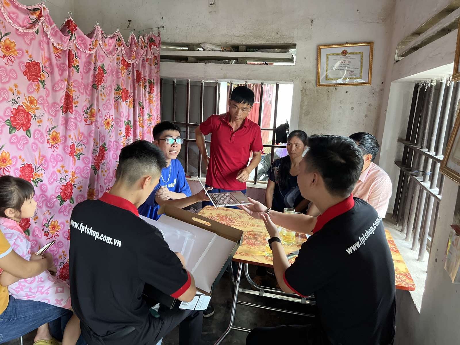 FPT Shop trao hoc bong anh 2