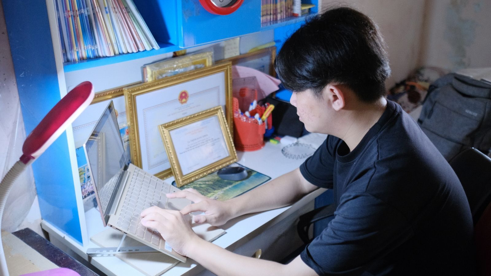 FPT Shop trao hoc bong anh 3