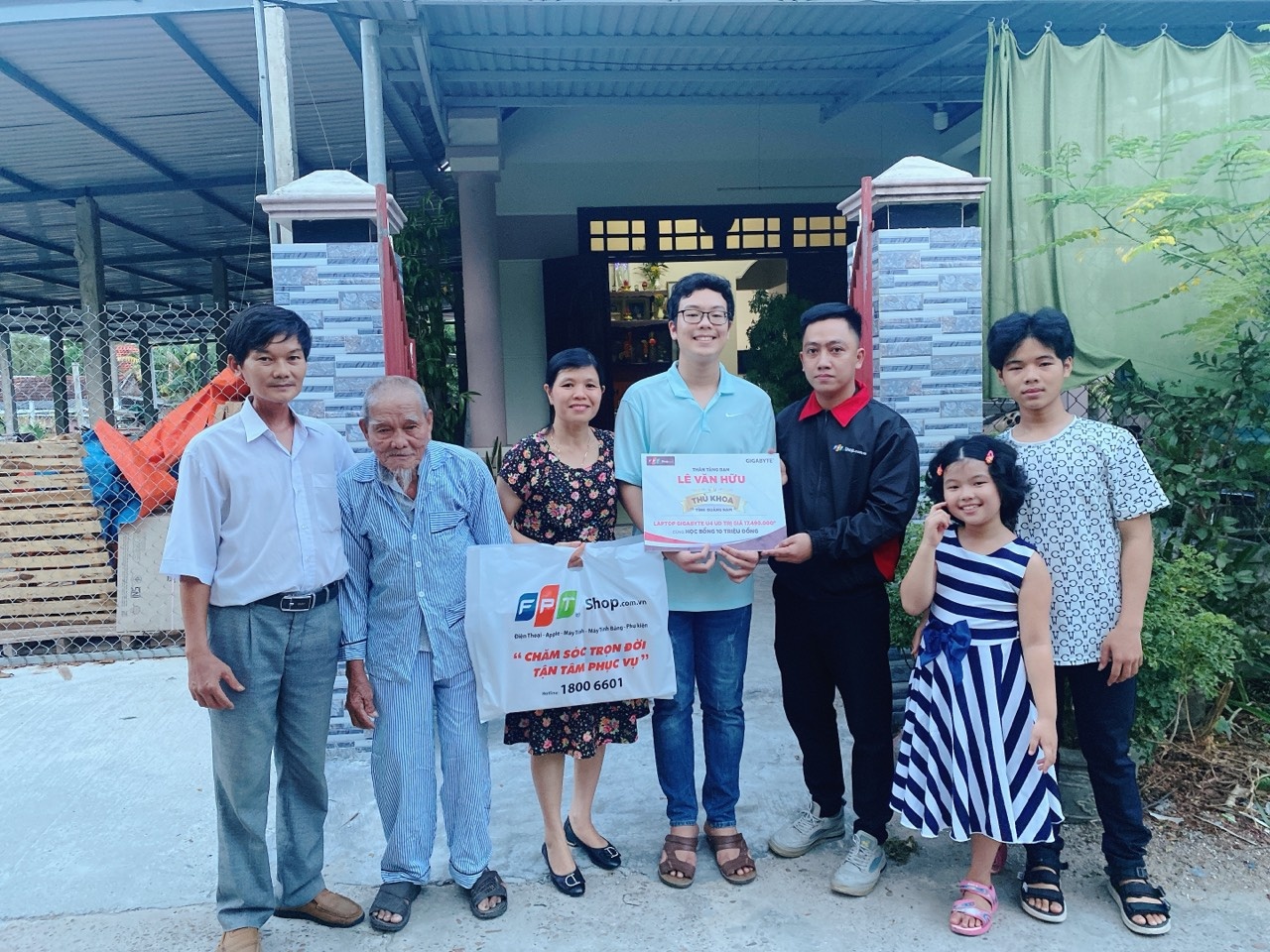 FPT Shop trao hoc bong anh 4