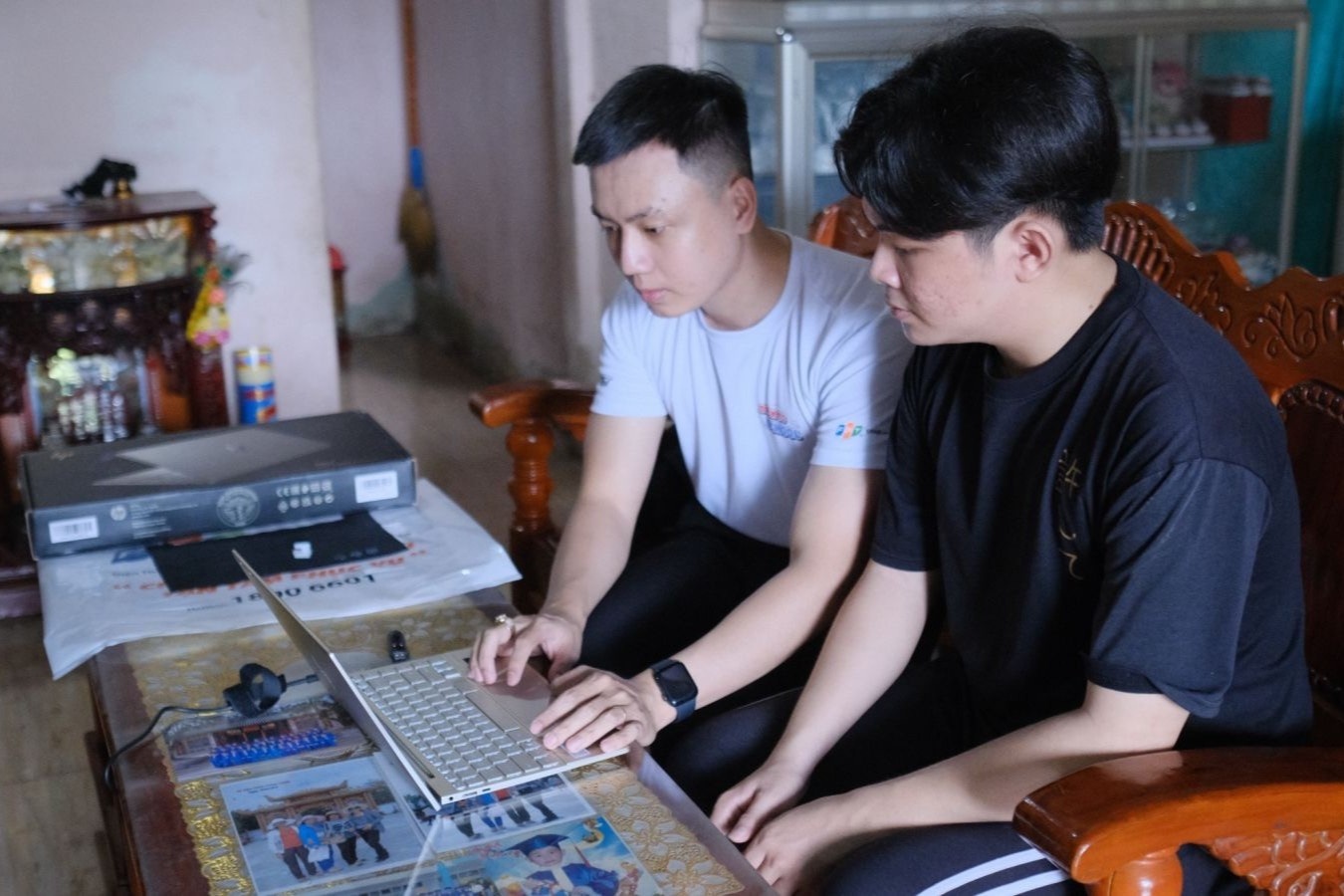 FPT Shop trao hoc bong anh 1