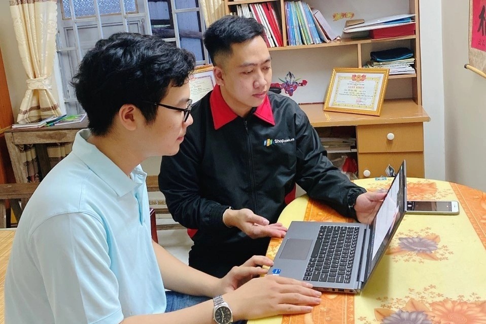 FPT Shop trao hoc bong cho tan thu khoa co hoan canh kho khan hinh anh