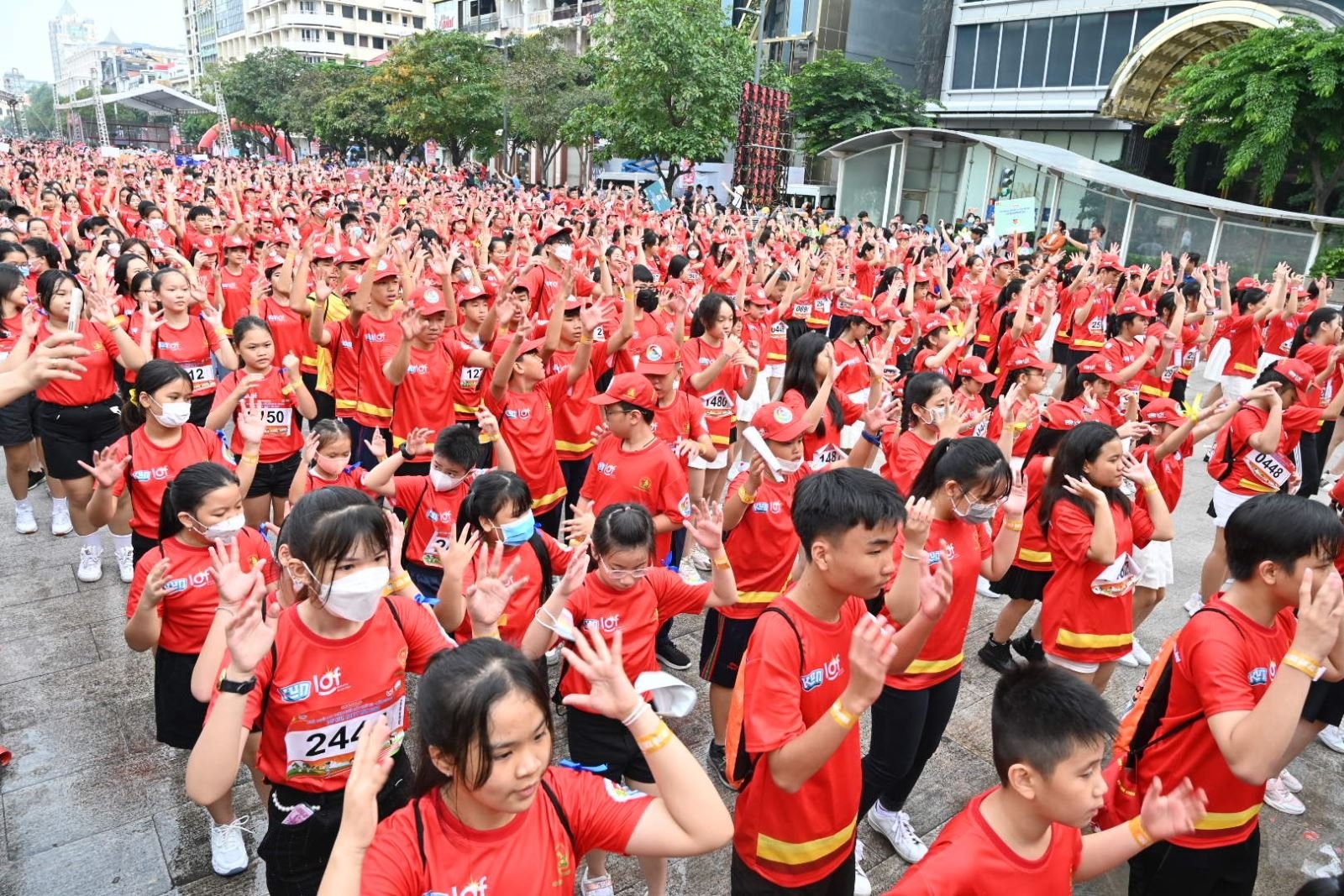 Flashmob 'Vu dieu yeu thuong Lof Kun' cua 3.000 em nho lap ky luc VN hinh anh