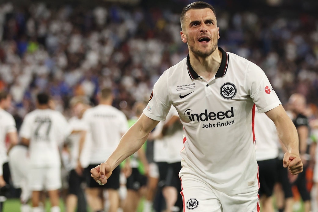 Real Madrid gap Eintracht Frankfurt tai Super Cup 2022 tren FPT Play hinh anh