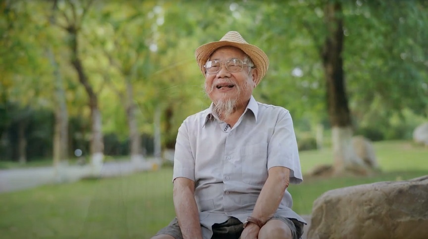 Noi nhung nguoi gia vui hon dua tre giua long pho thi hinh anh