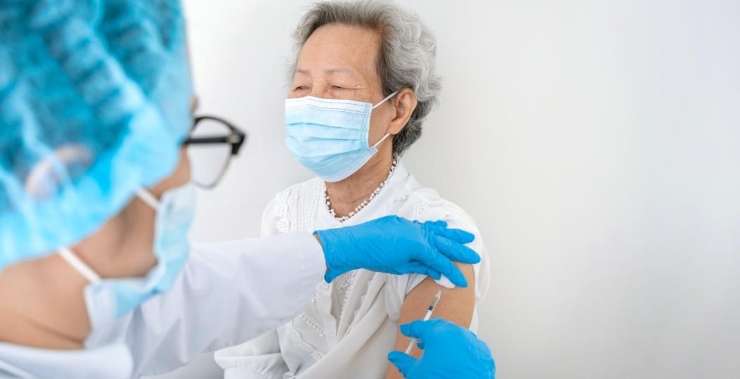 Cum A tang, nguoi cao tuoi co nen tiem vaccine giai doan nay? hinh anh