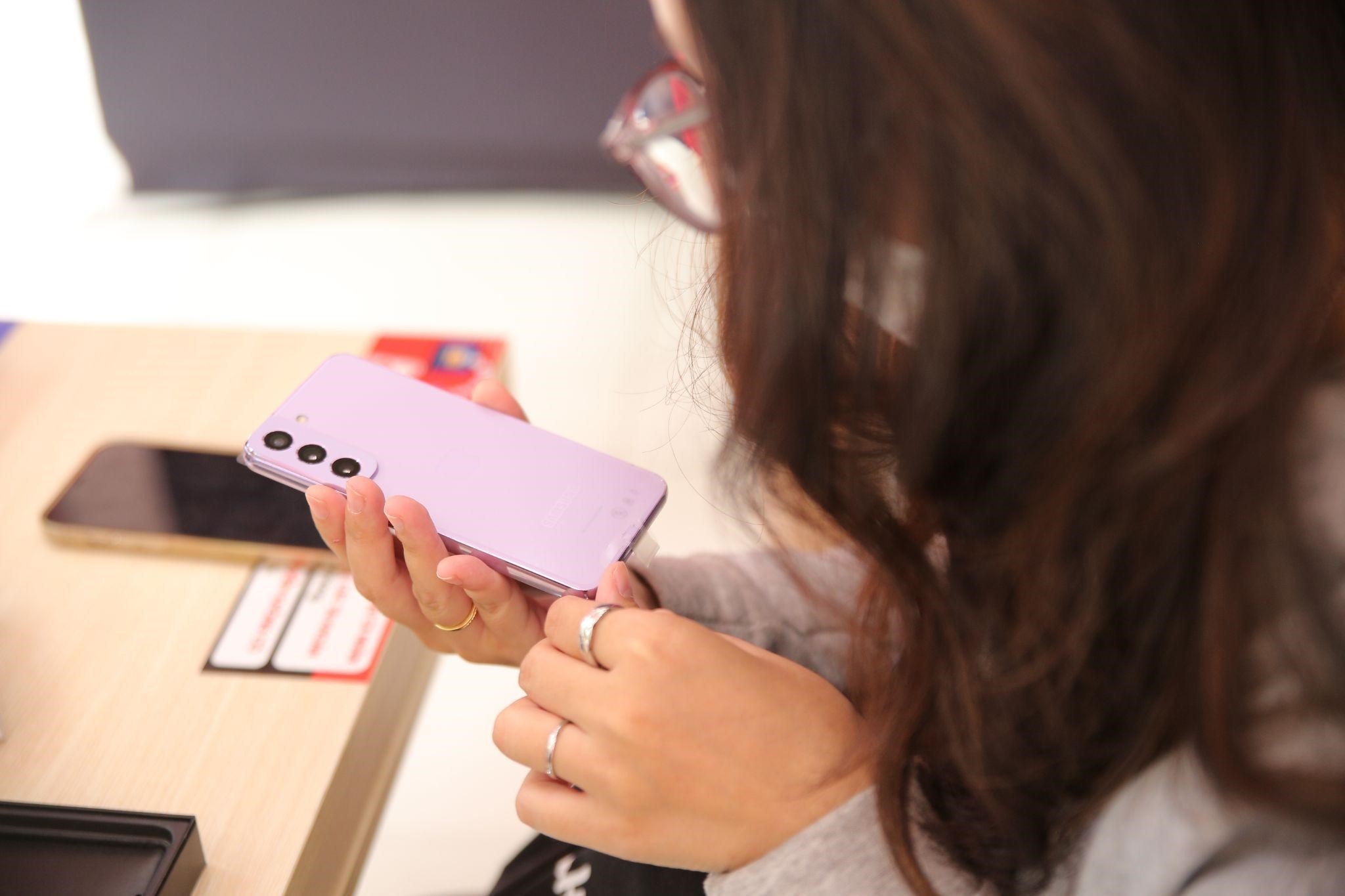 Chua day 1 gio, FPT Shop ban het 22 chiec Galaxy S22 Bora Purple hinh anh