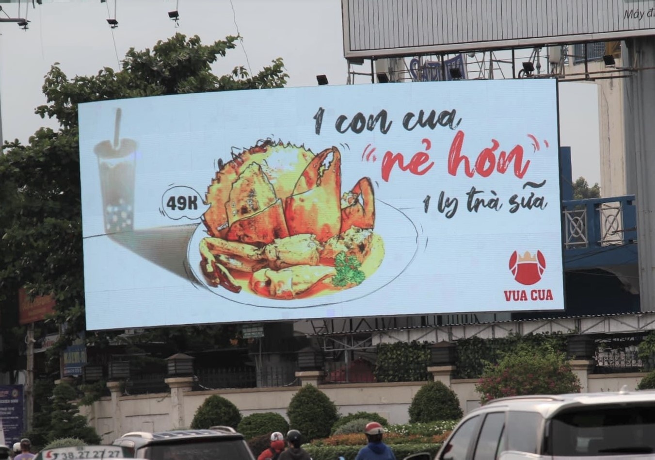 Bien quang cao ban cua doc dao tren duong pho TP.HCM hinh anh