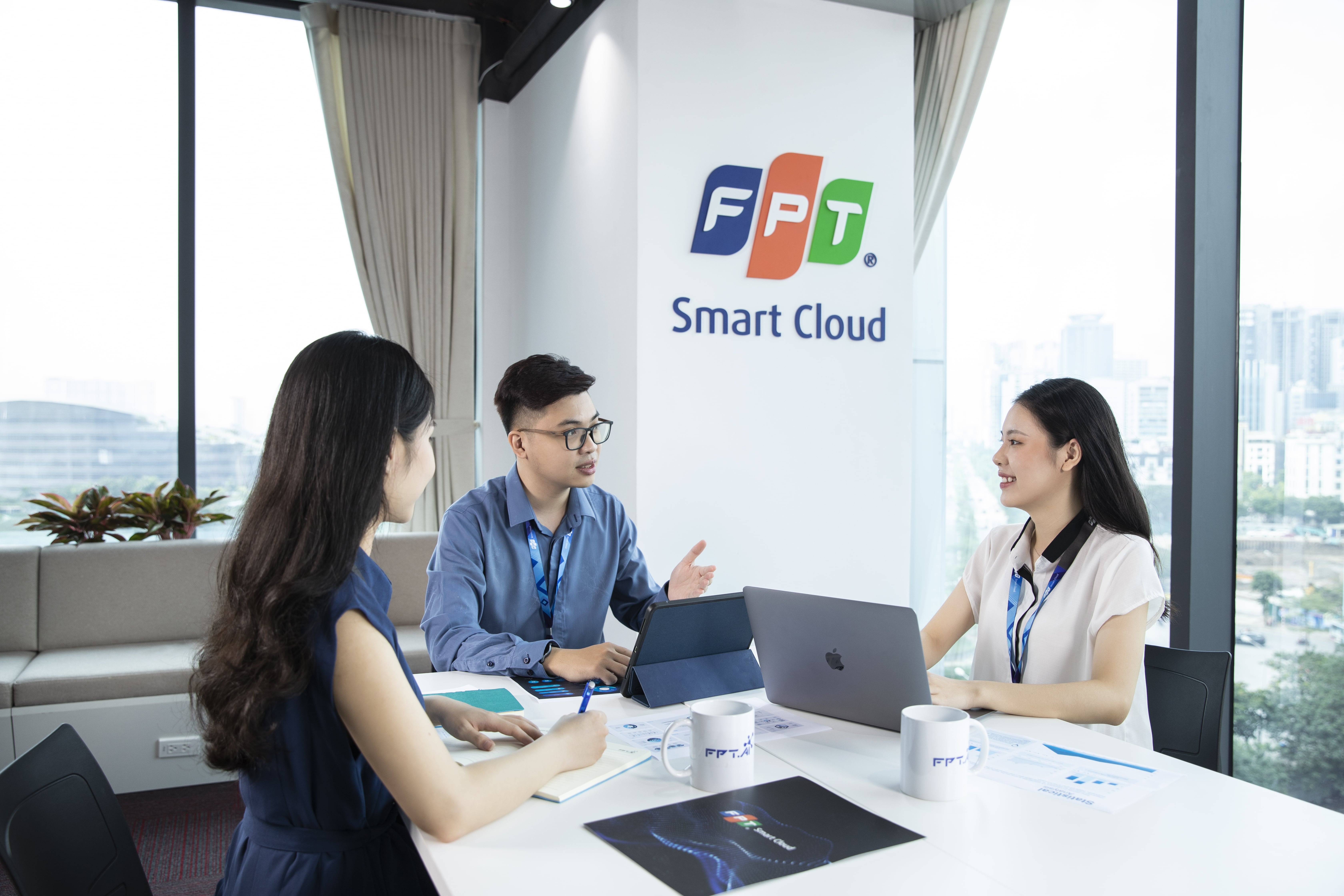 Gioi tre hao hung trai nghiem cong nghe AI Voice Banking hinh anh