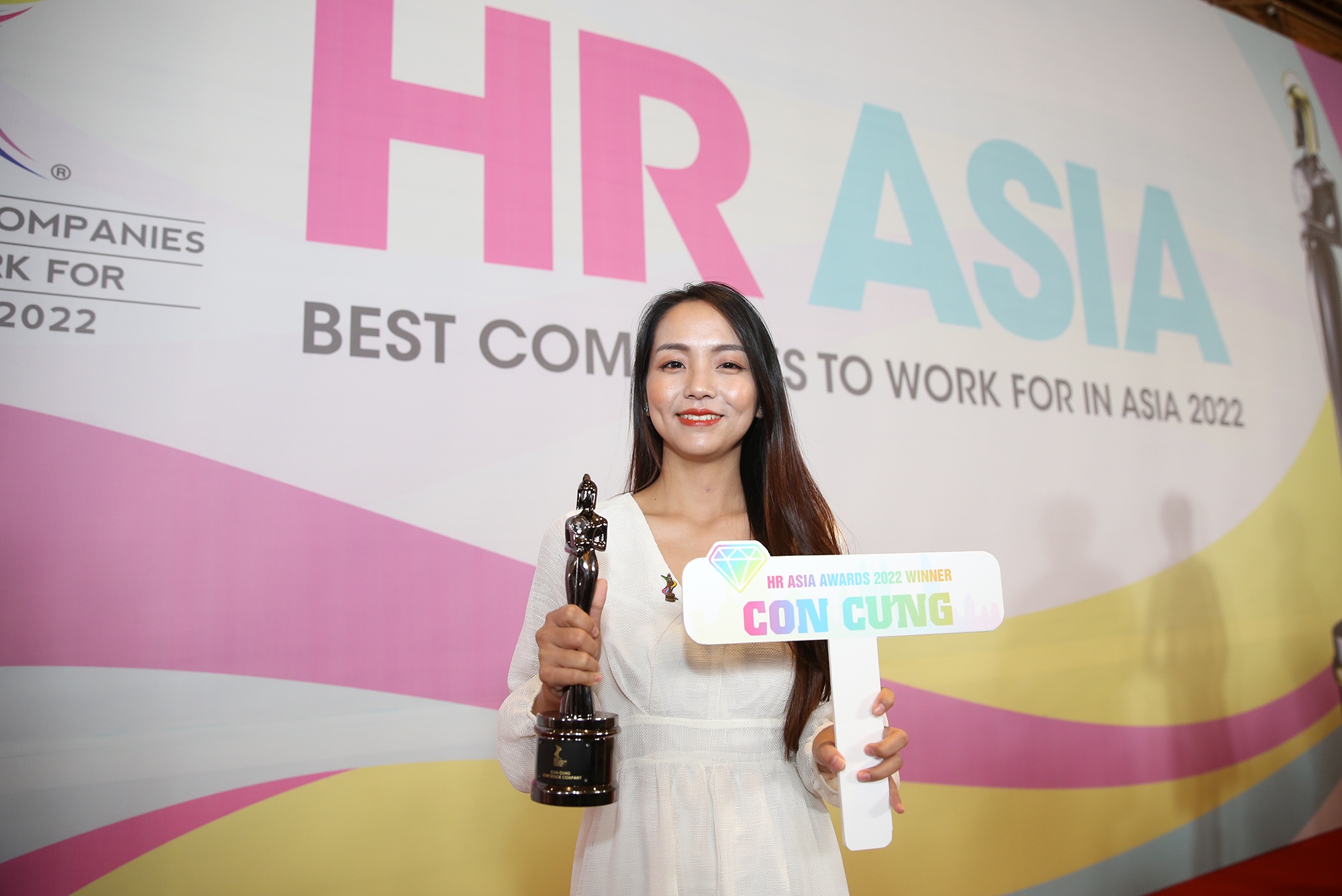 Con Cung,  Noi lam viec tot nhat chau A anh 6