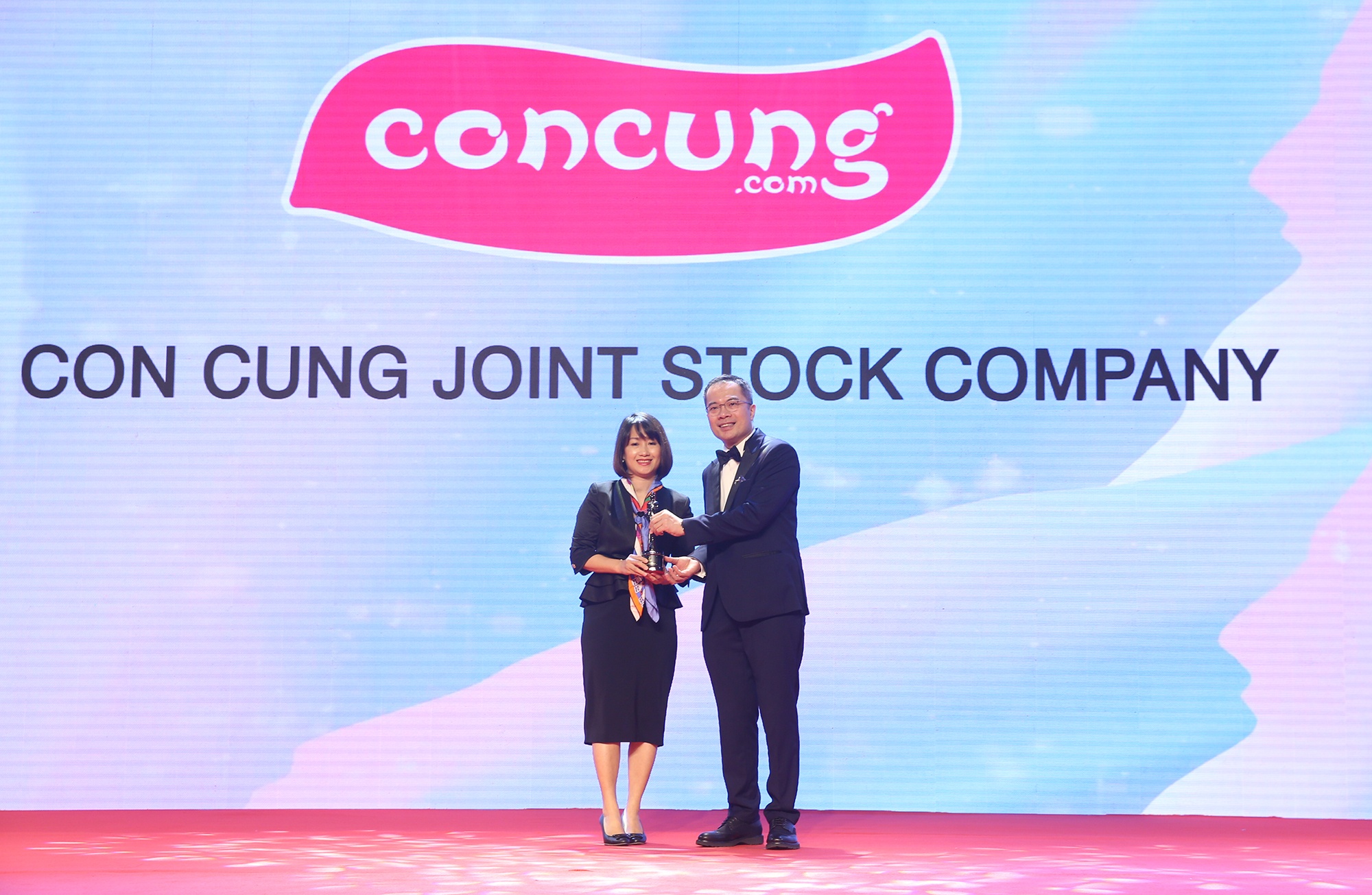 Con Cung,  Noi lam viec tot nhat chau A anh 1