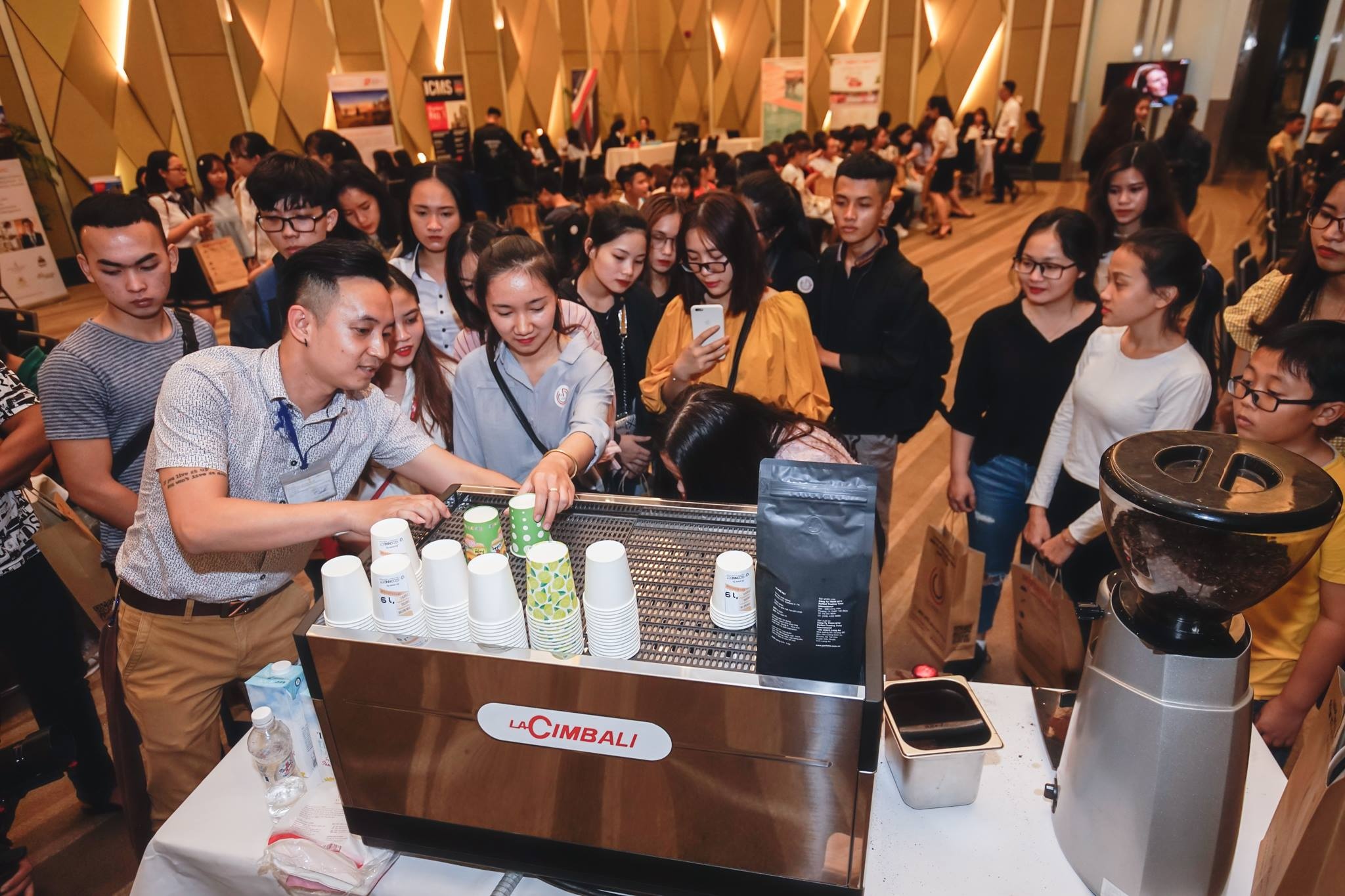 Trien lam du hoc nganh Du lich Khach san cac truong hang dau the gioi hinh anh