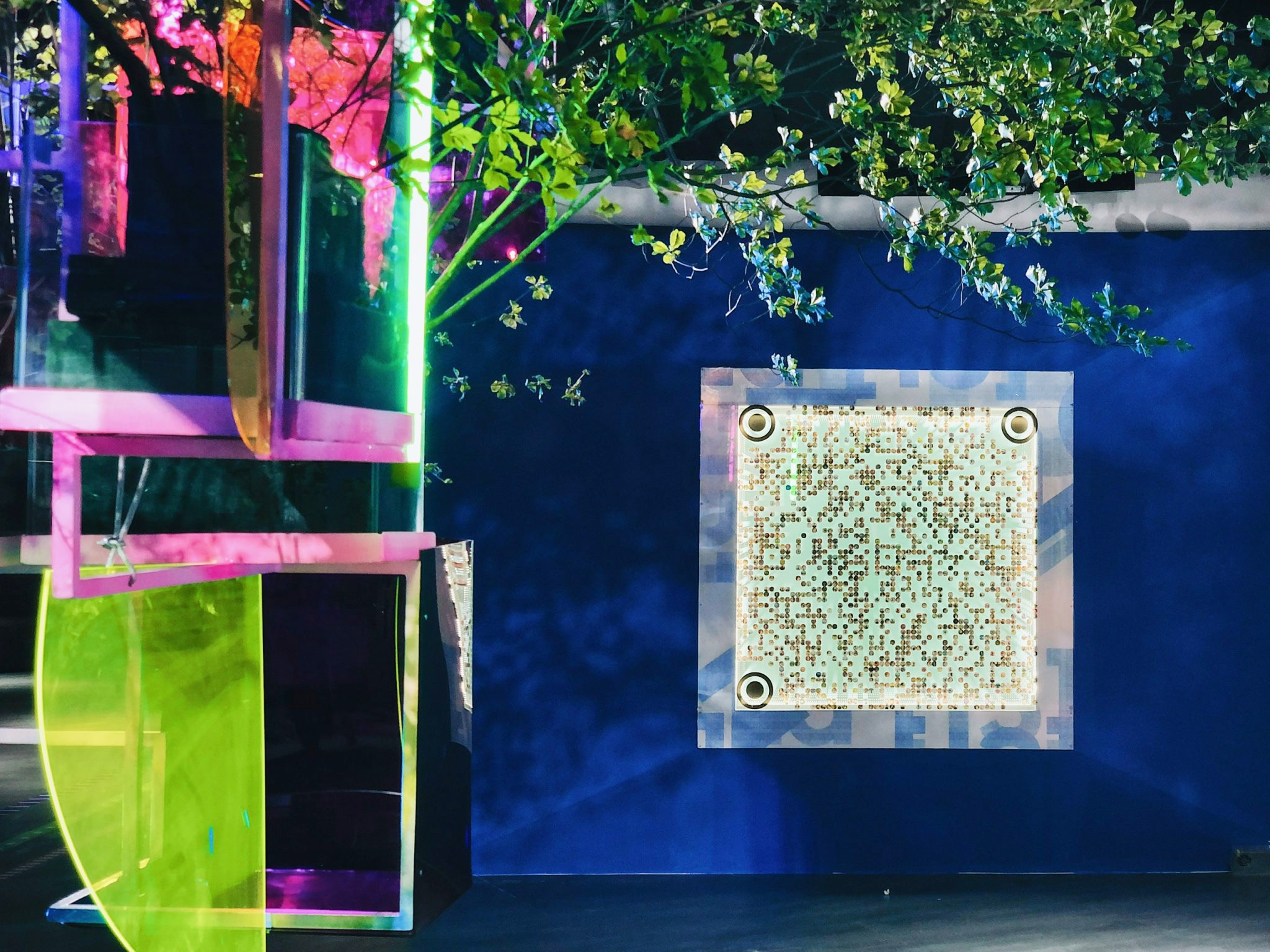 Zalo trien lam nghe thuat duong dai tai van phong lam viec hinh anh