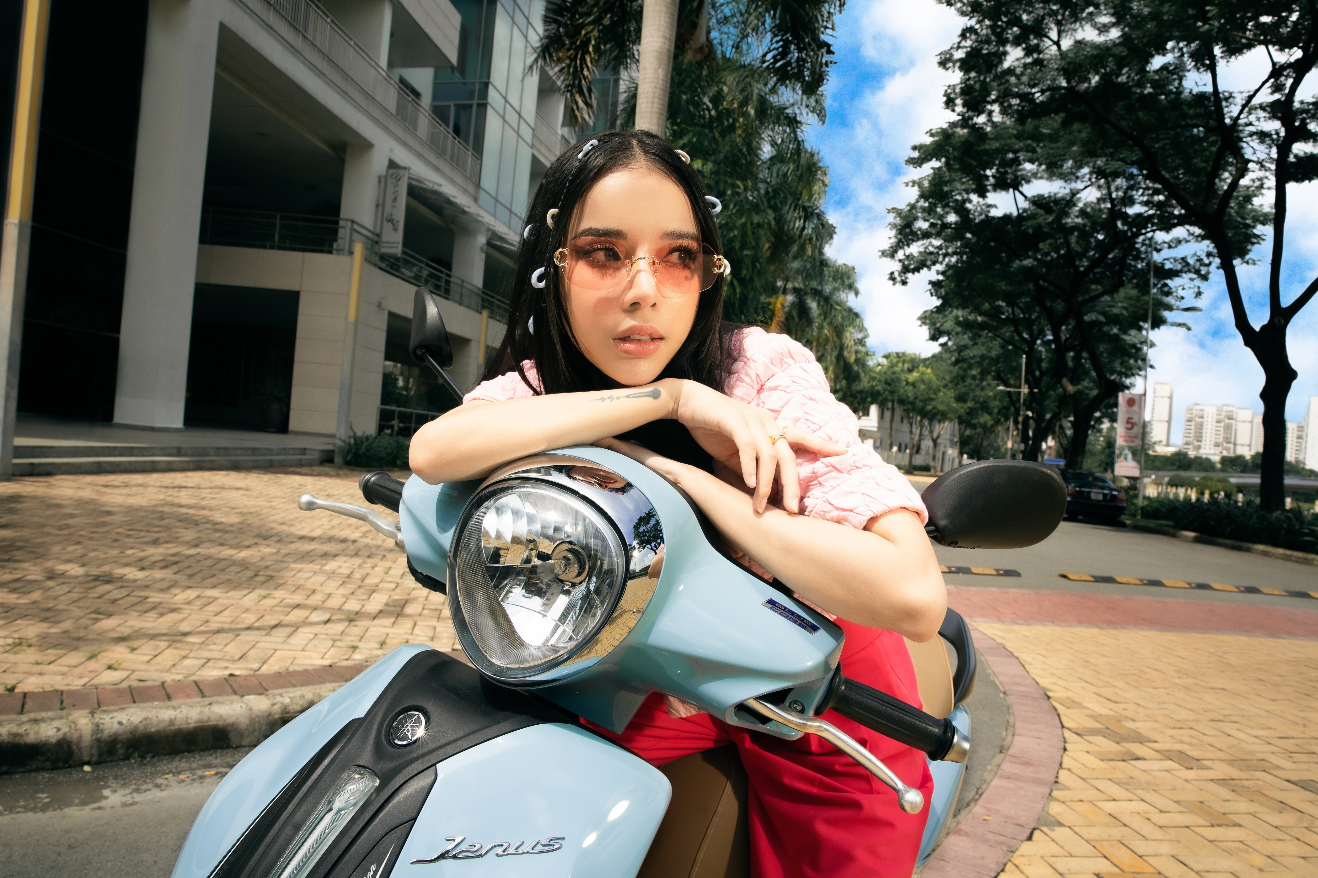 Dan fashionista goi y cach tao kieu toc dep khi doi mu bao hiem hinh anh