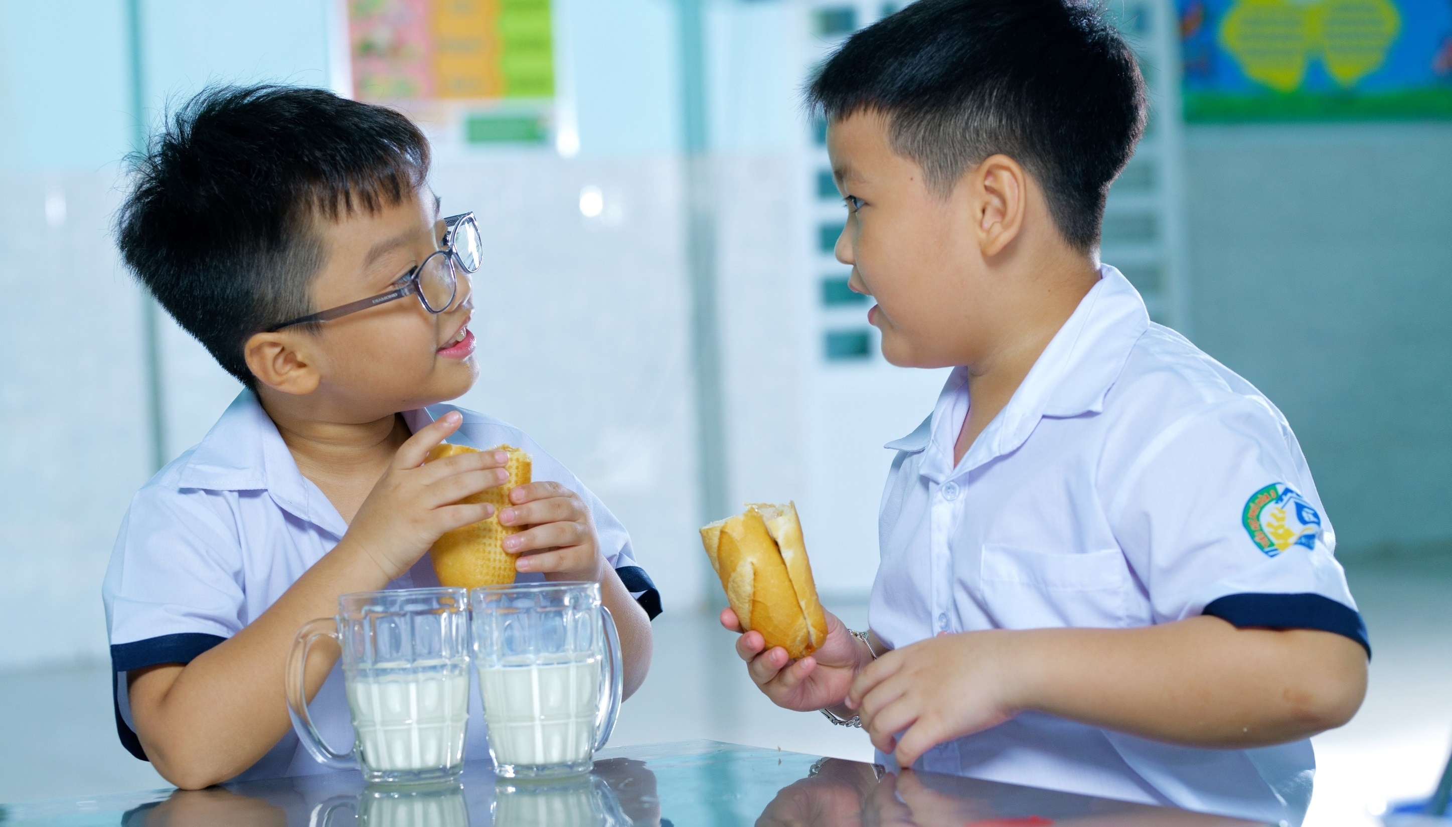 Xay nen tang the chat cho tre tu bua sang voi sua hinh anh