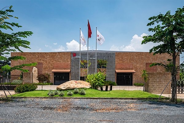 A Dong dau tu nha may 150 ty dong san xuat ke trung bay hinh anh