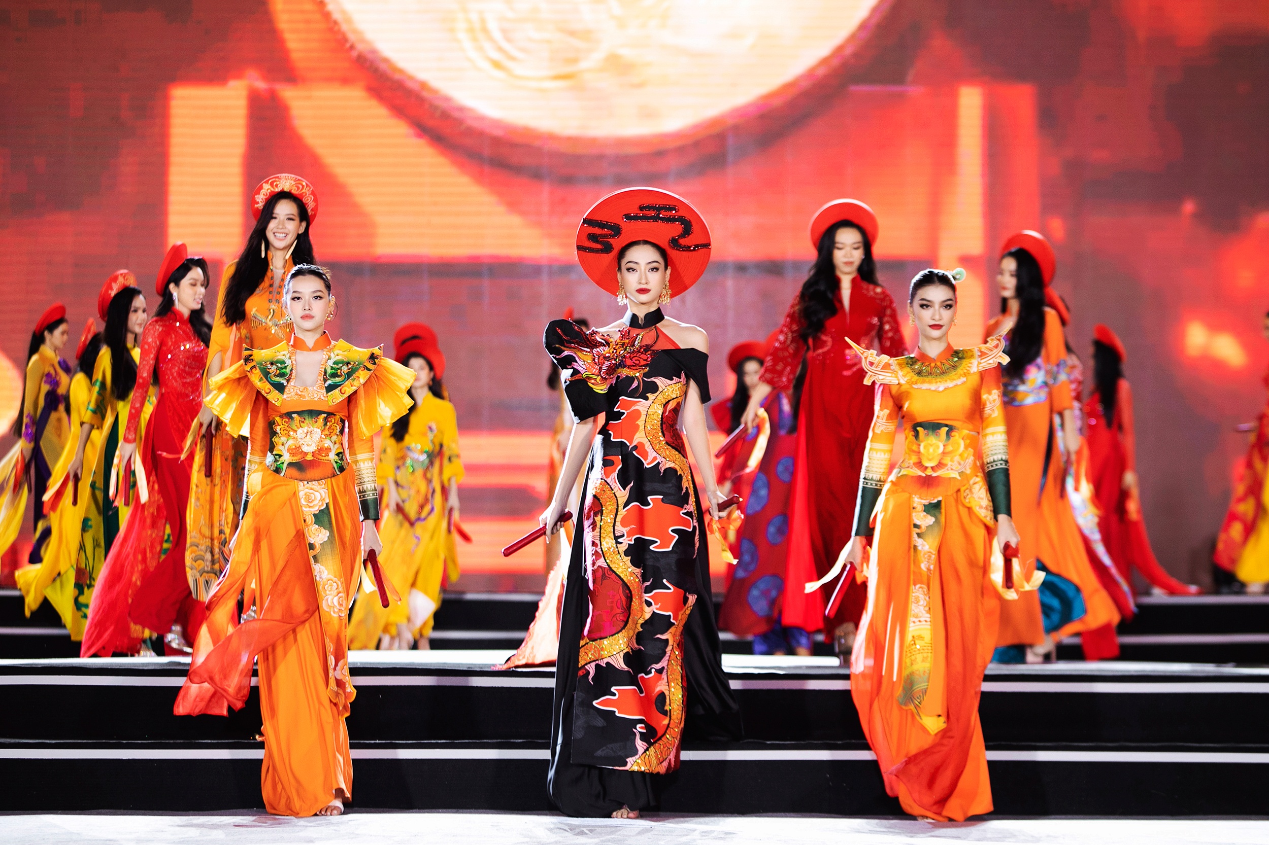 DD Hoang Nhat Nam dua yeu to dan toc len san khau Miss World Vietnam hinh anh