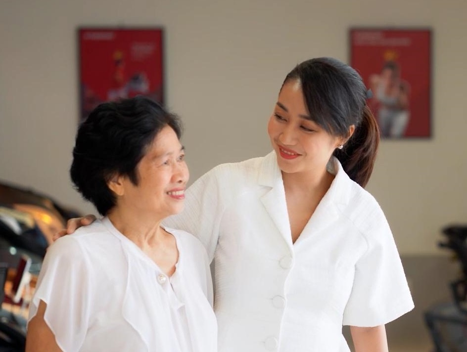 Sao Viet dong loat khoe qua tang cha me mua Vu Lan hinh anh