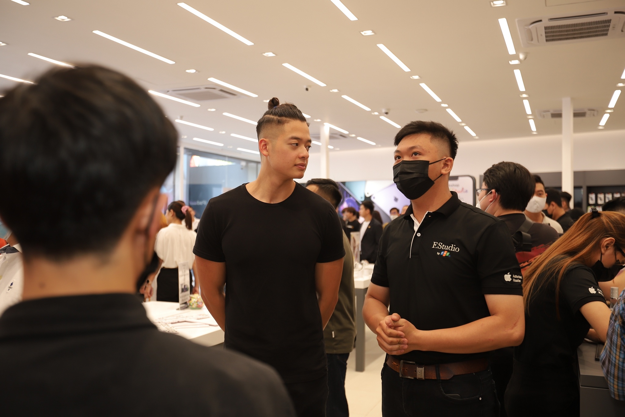 Cua hang uy quyen Apple anh 2