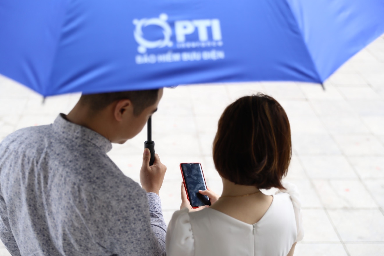 Gioi tre bay nhau cach mua bao hiem troi mua hinh anh