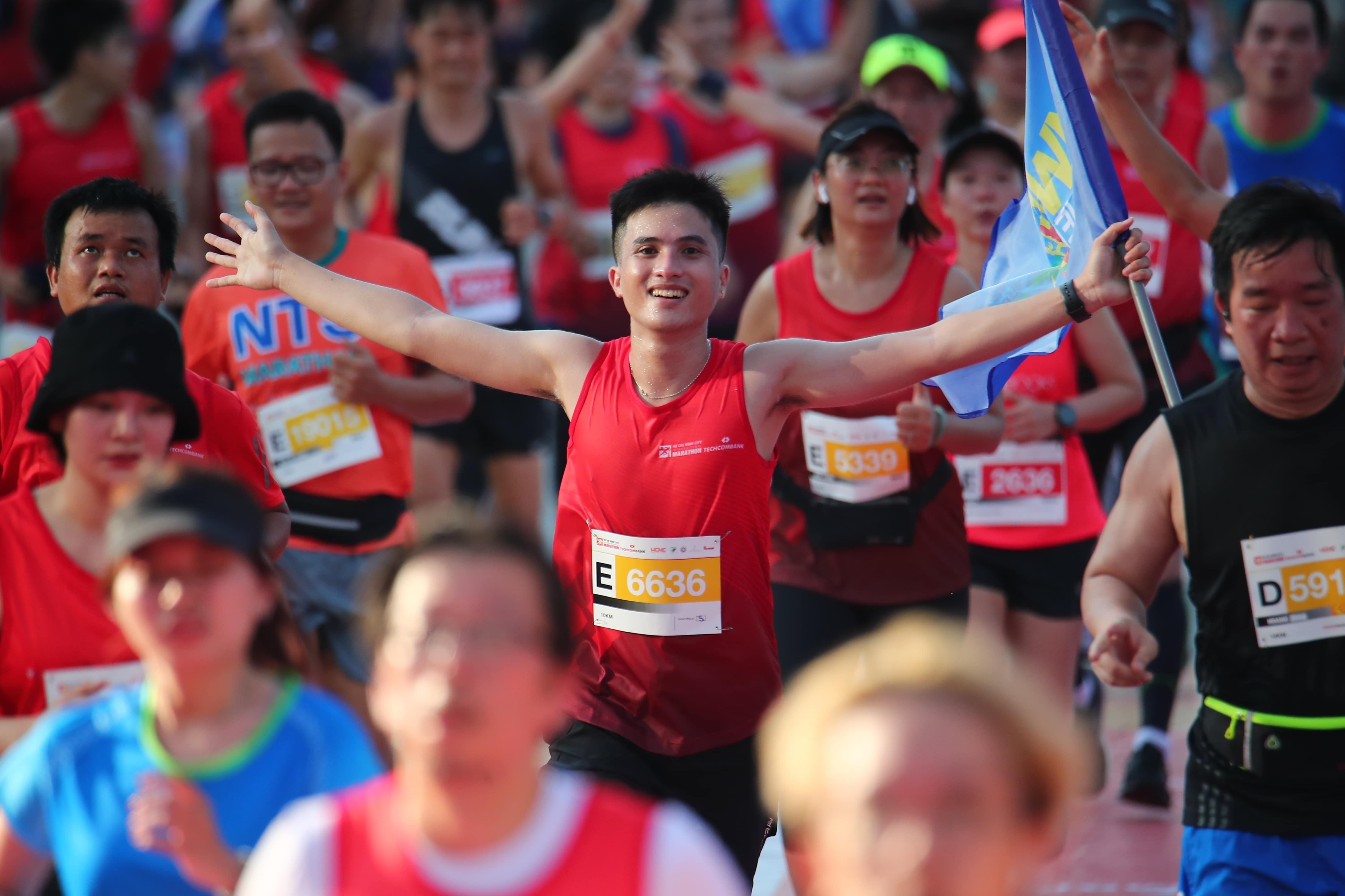 Giai chay Marathon Techcombank lan dau to chuc tai Ha Noi hinh anh