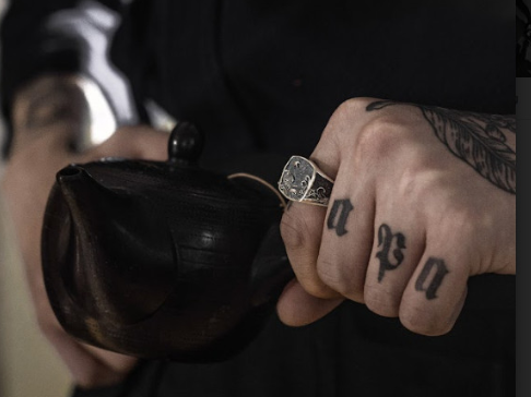 Khia canh doc dao cua trang suc bac qua che tac cham khac tu Helios hinh anh