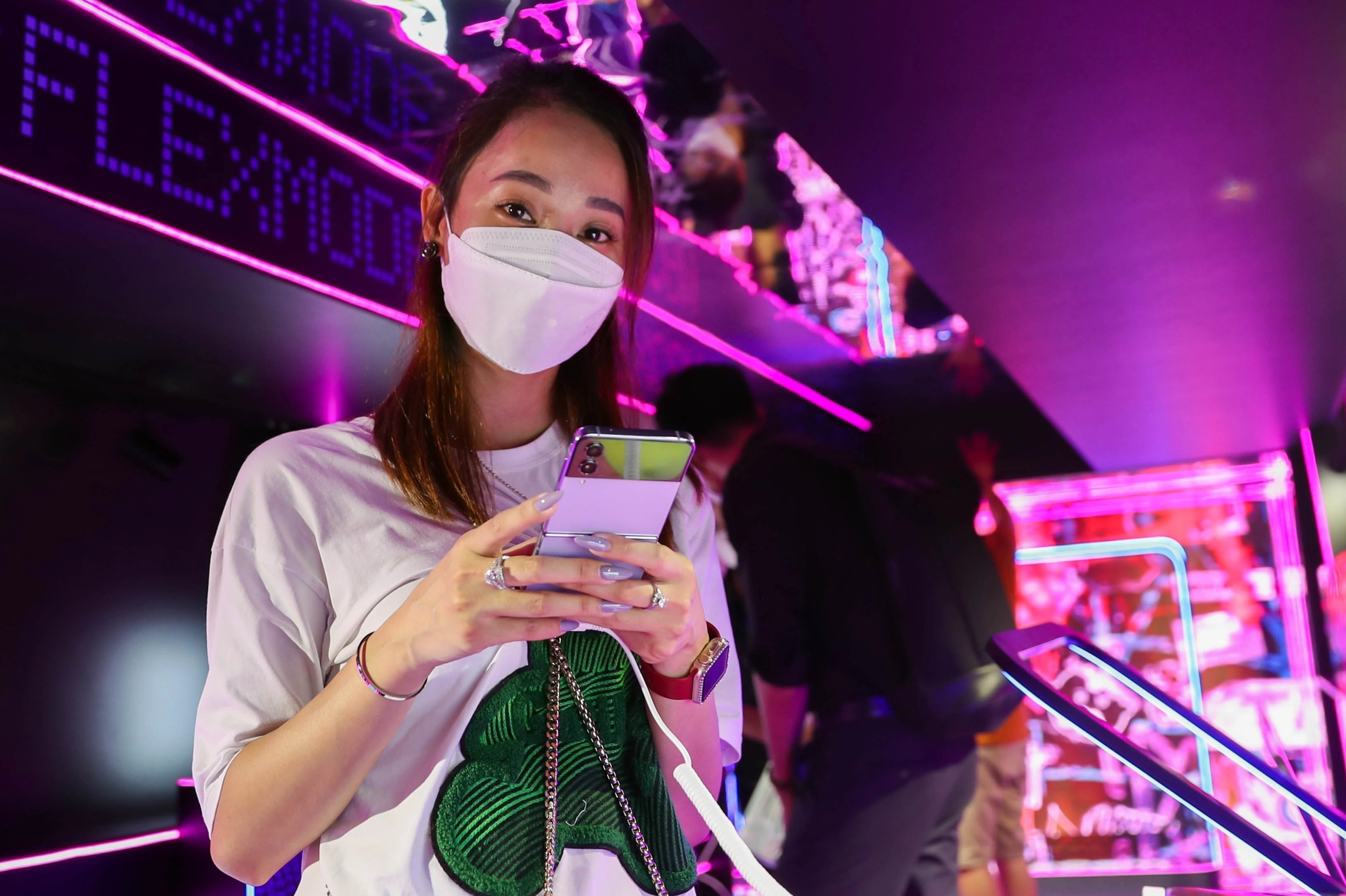 Gioi tre hao hung trai nghiem Z Fold4 va Z Flip4 tai Flex Studio hinh anh