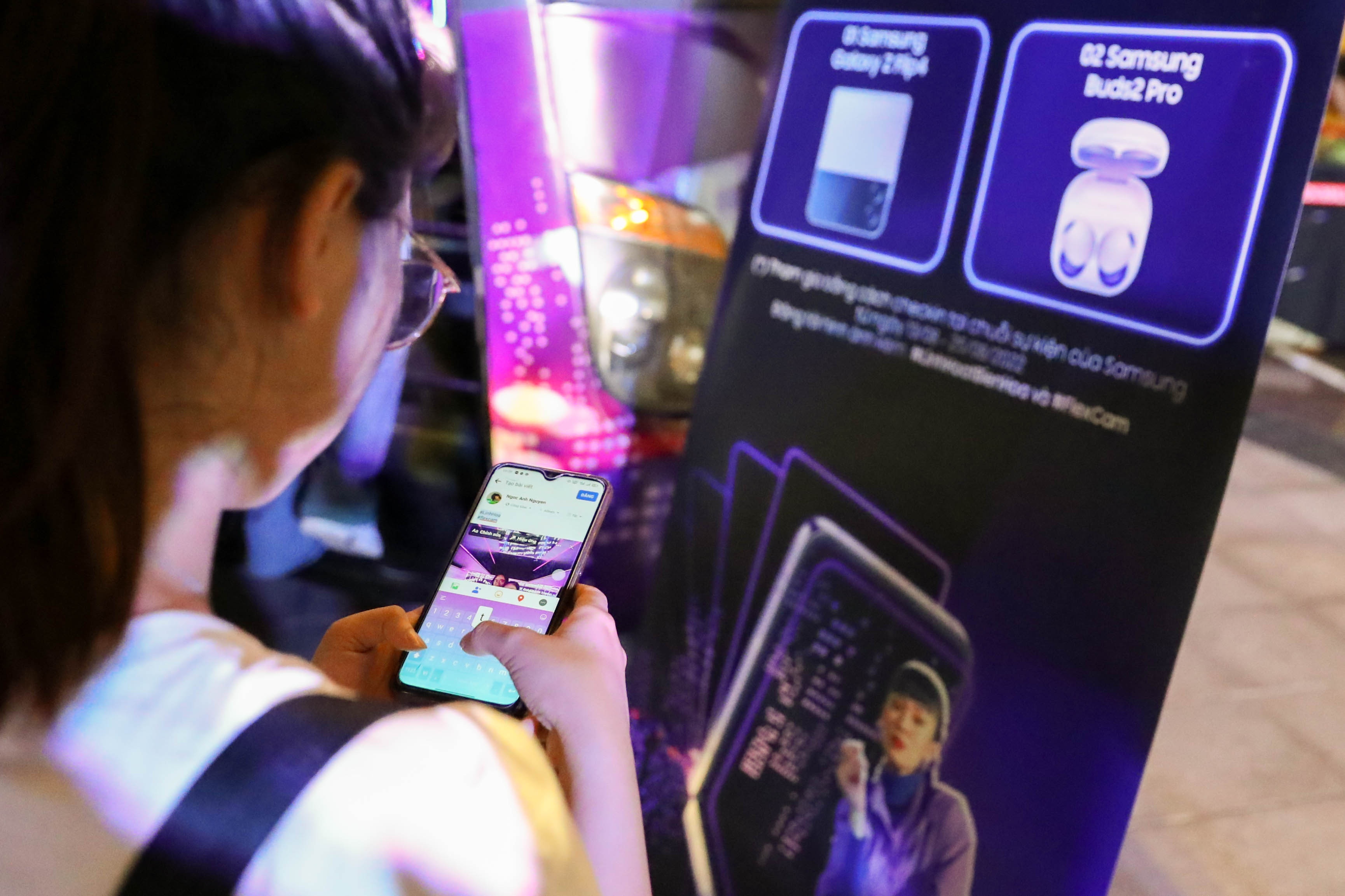 Samsung Galaxy Z anh 12