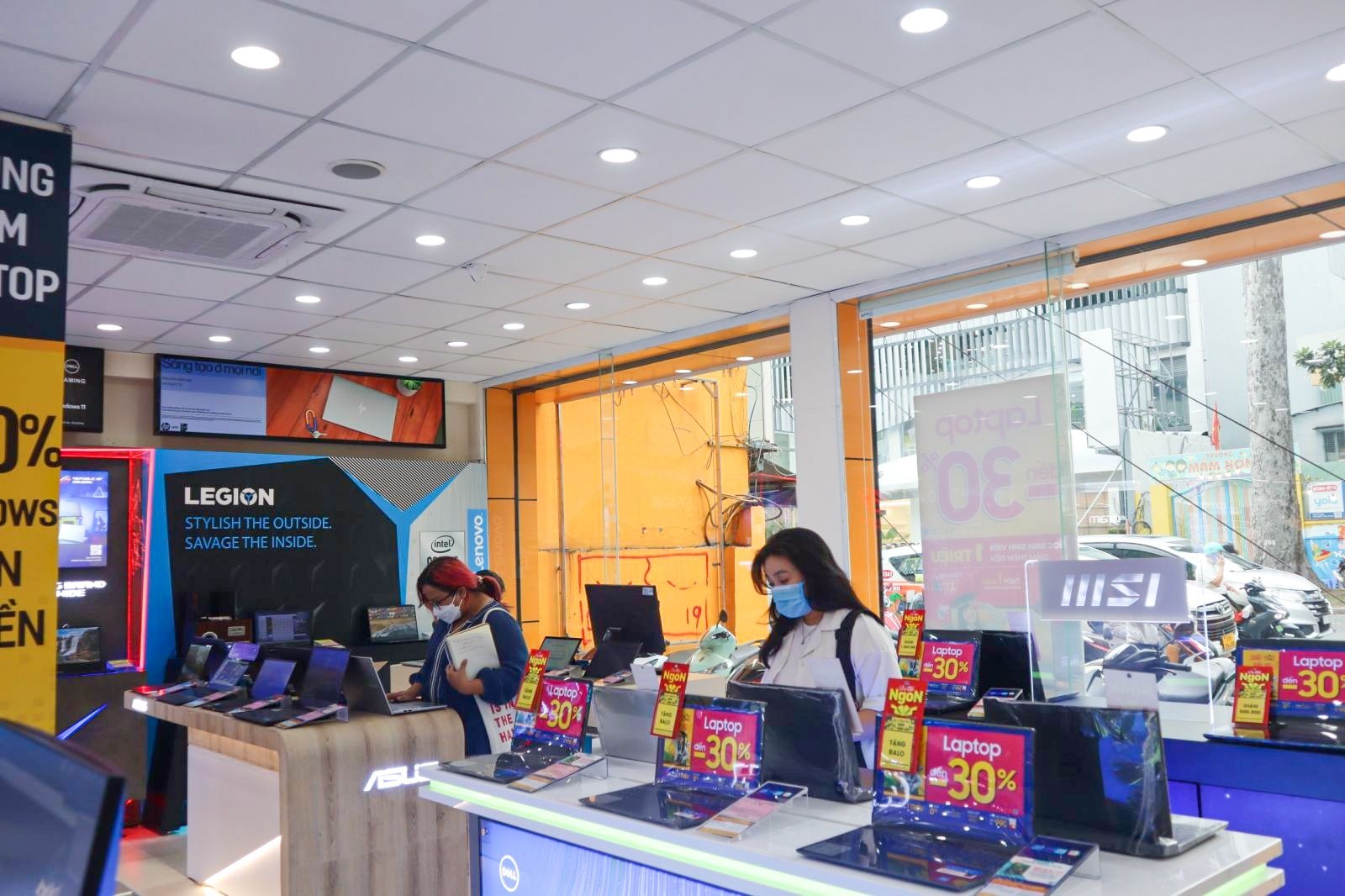 Ly do nen mua laptop mua tuu truong hinh anh