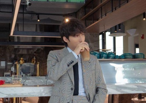 Cung Son Tung M-TP trai nghiem mua sam tai Regal Food hinh anh