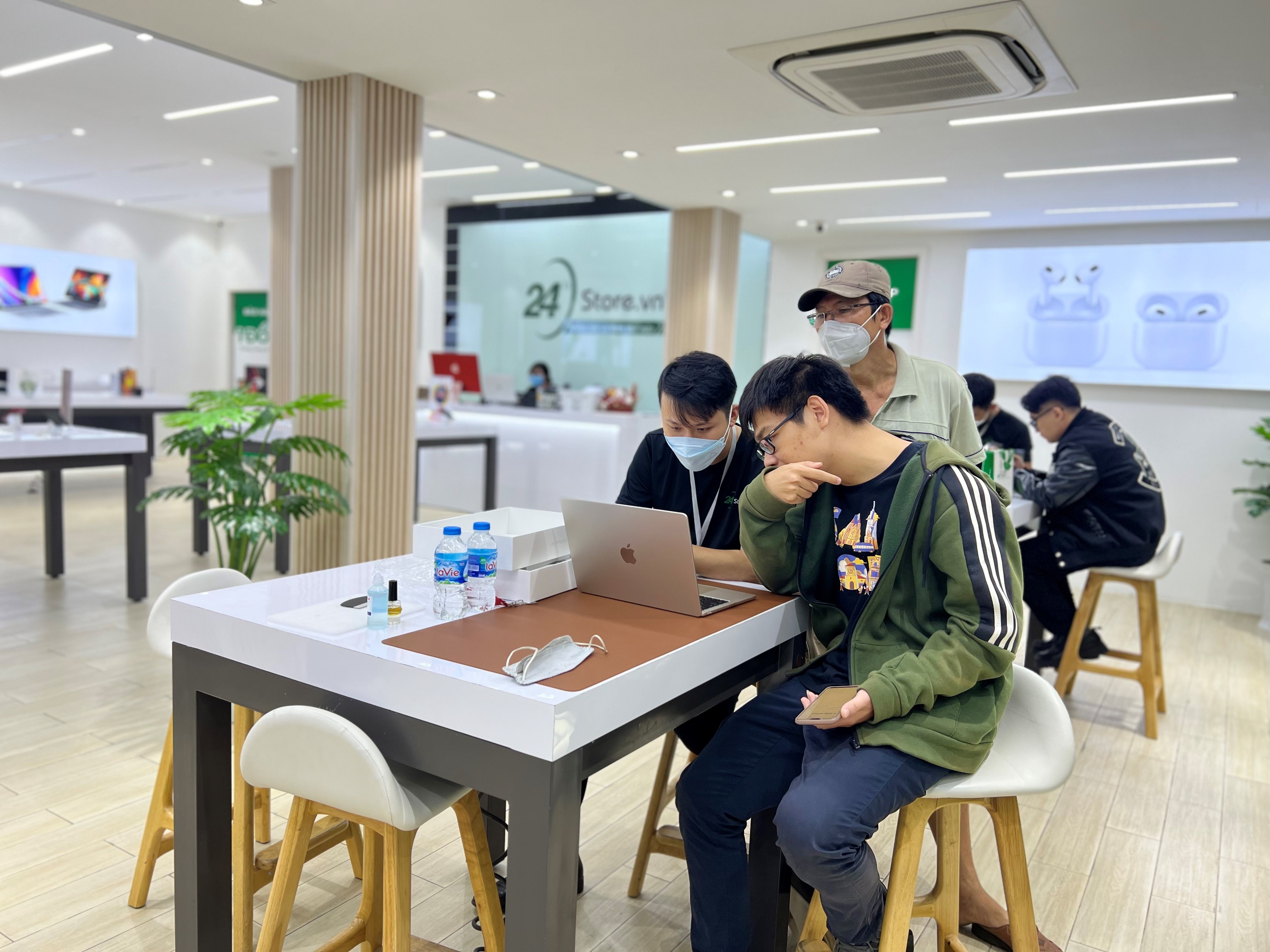 Khach hang huong loi voi chinh sach moi cua AAR 24hStore hinh anh