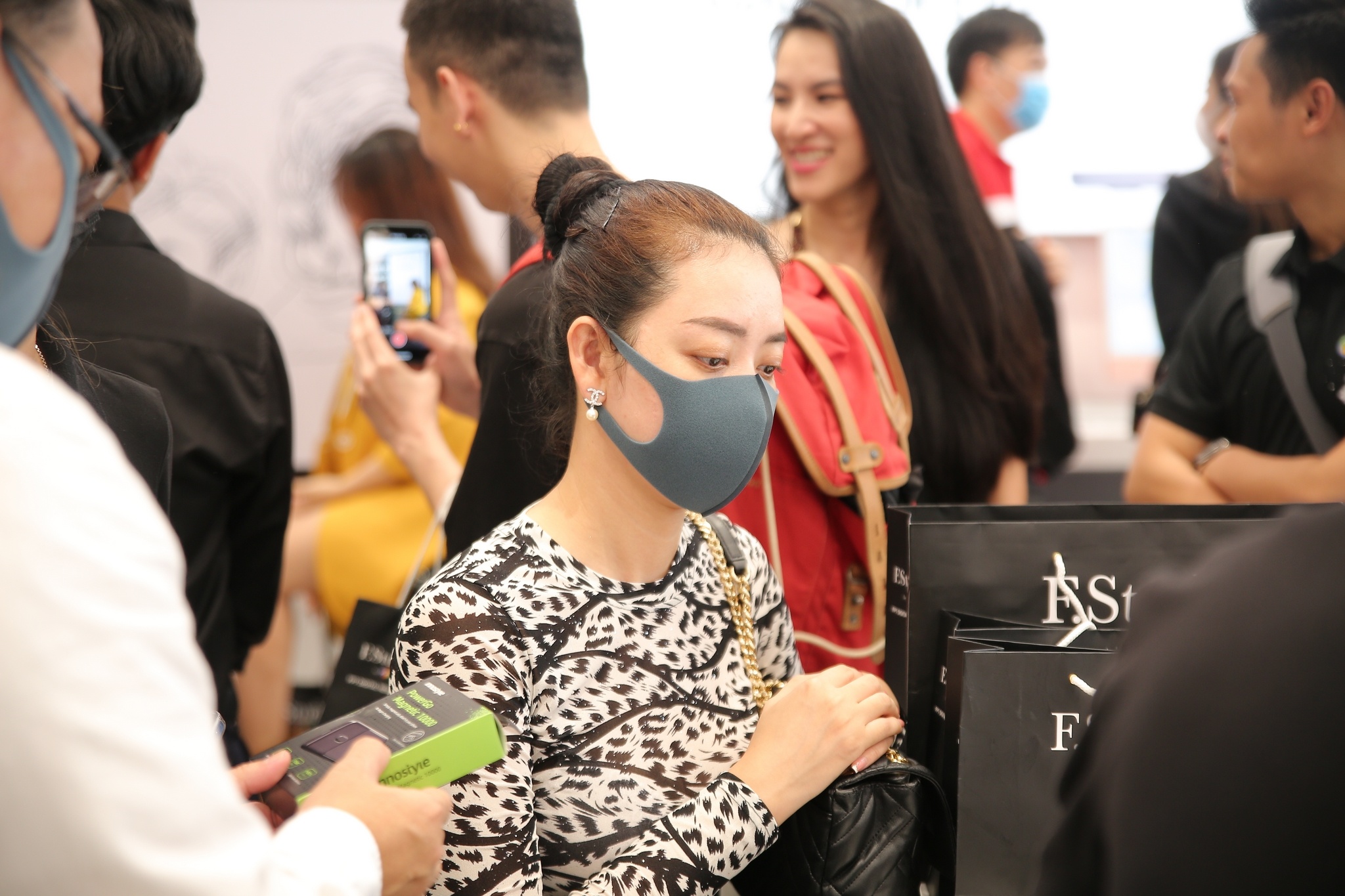 Mung ky niem 10 nam, F.Studio by FPT uu dai hap dan cho khach hang hinh anh