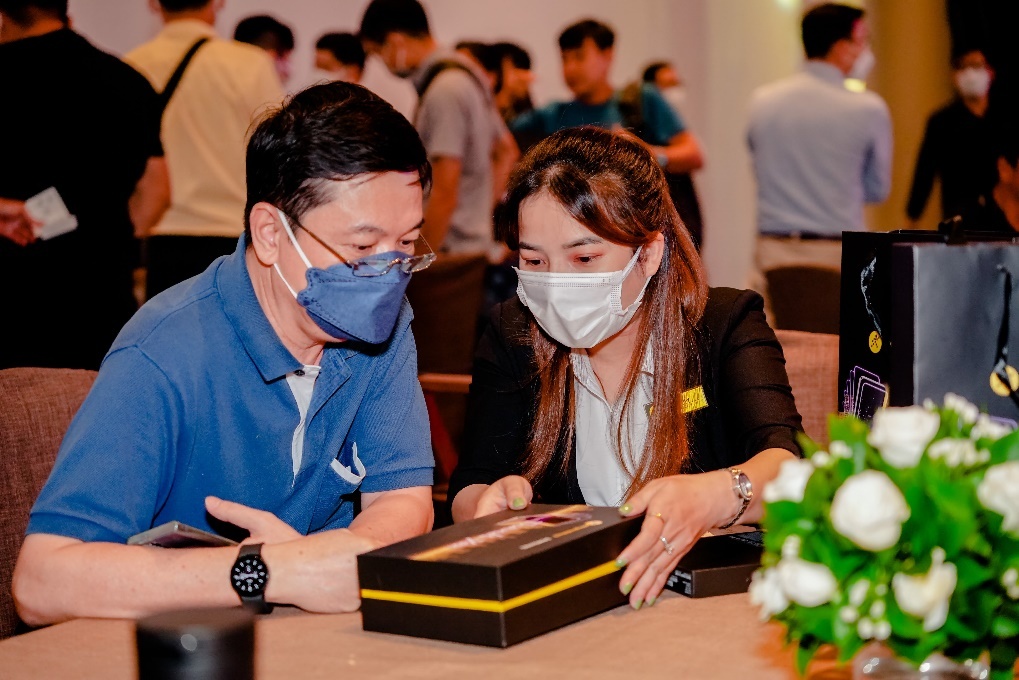 The Gioi Di Dong giao hang som Galaxy Z Fold4 va Z Flip4 trong dem hinh anh