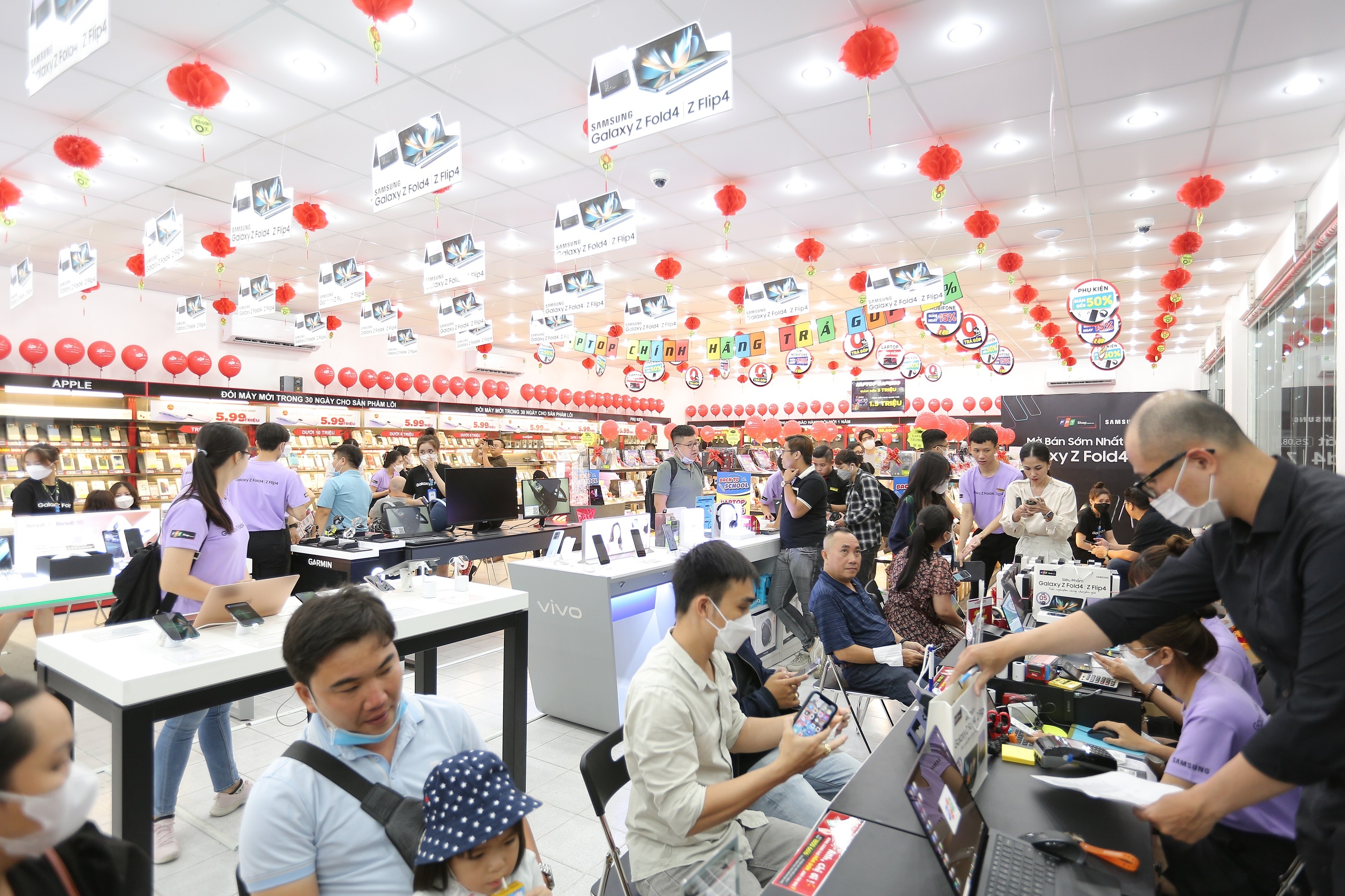 Fold4,  Z Flip4 anh 2