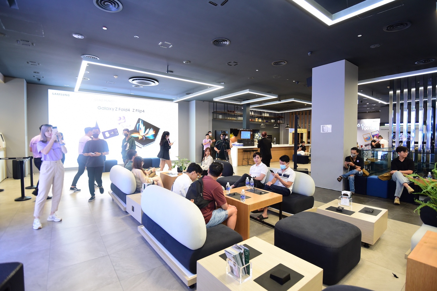 Z Flip4 gia bao nhieu,  gia Z Fold4 anh 1